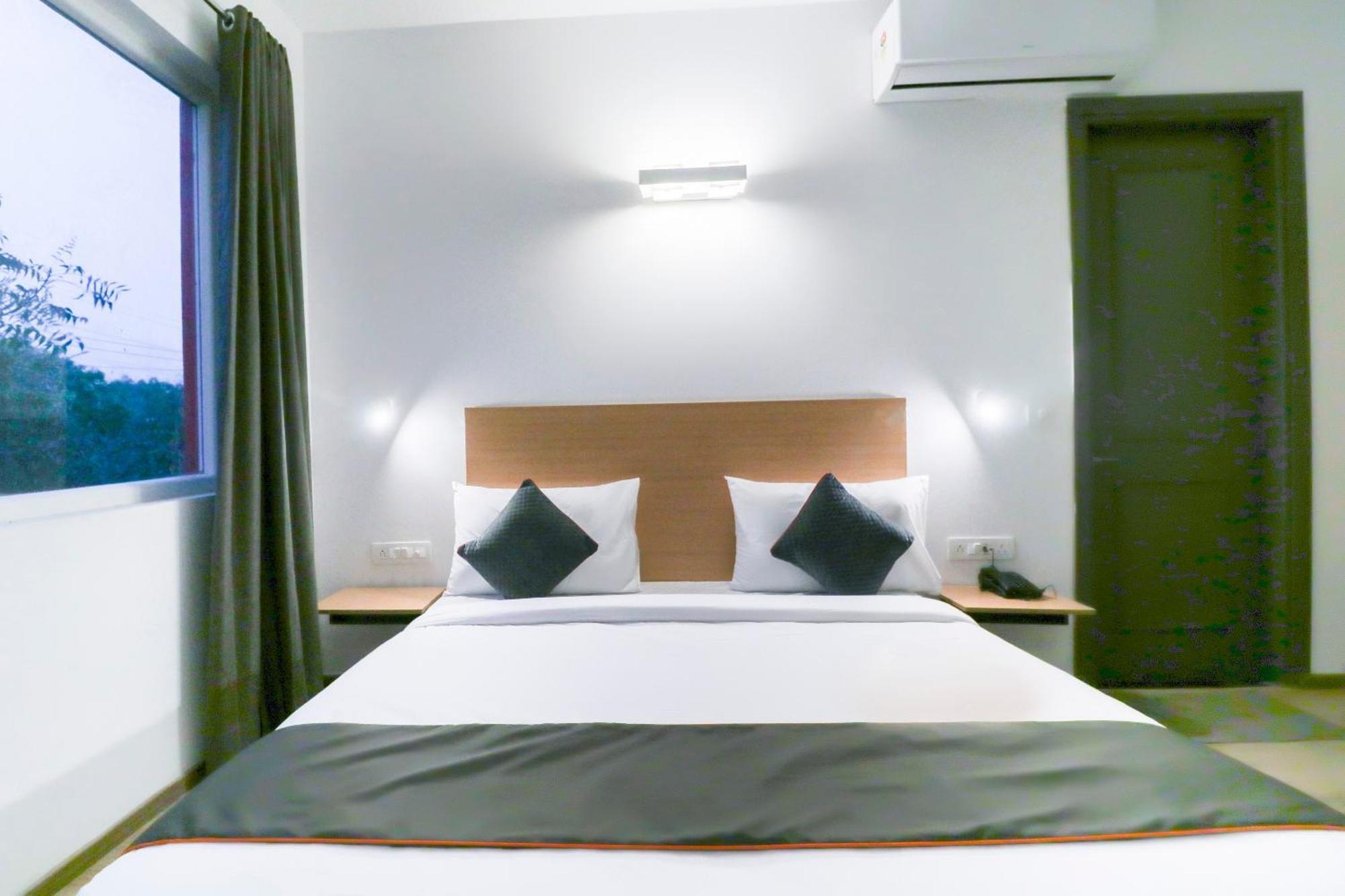 Townhouse Noida Sector 71 Near Iskcon Temple Noida Hotel Indirapuram Kültér fotó