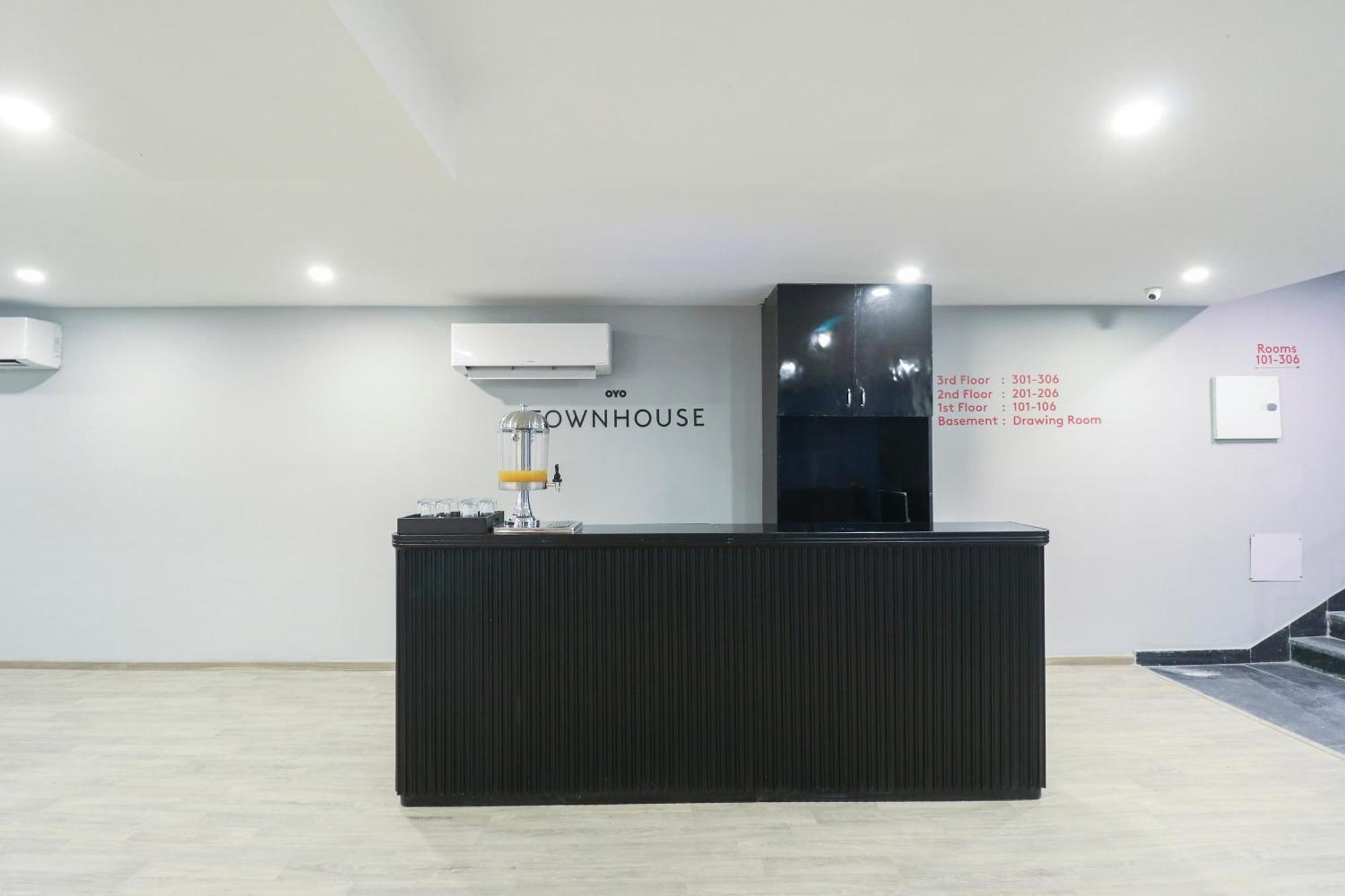 Townhouse Noida Sector 71 Near Iskcon Temple Noida Hotel Indirapuram Kültér fotó