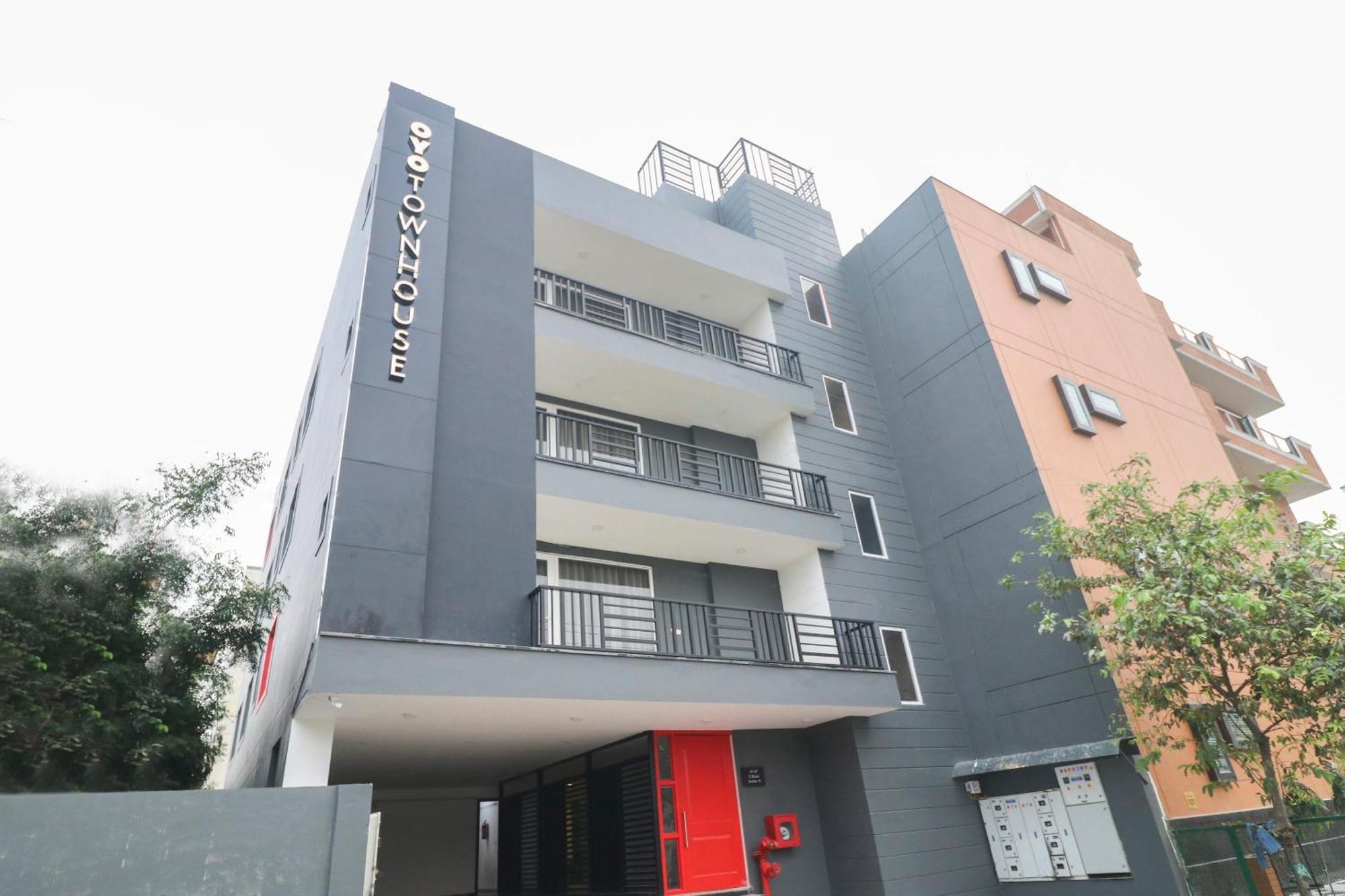 Townhouse Noida Sector 71 Near Iskcon Temple Noida Hotel Indirapuram Kültér fotó